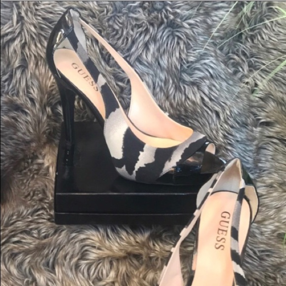 NWOB Guess tiger stripe open side peep toe pumps